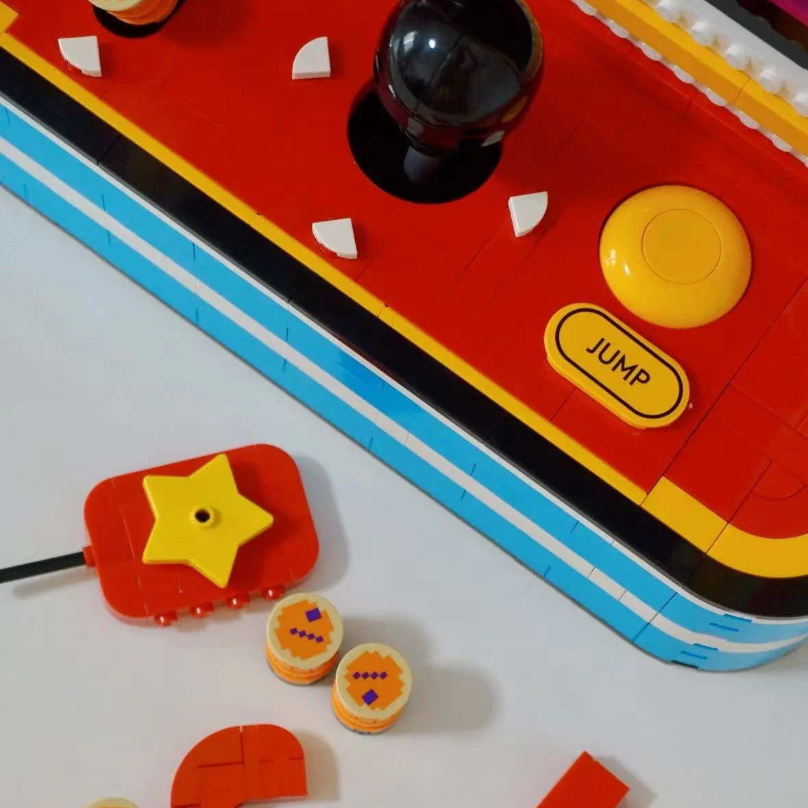 1371個のブロックで組み立てる、レトロなゲーム機のキャビネ - Arcade Vibes のレビューと価格